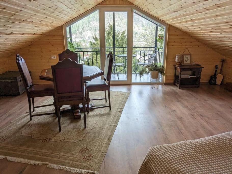 Unforgettable Attic With Balcony In Borjomi Apartment Bagian luar foto